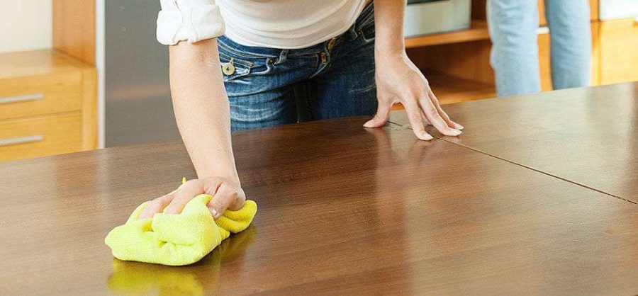ve-sinh-be-mat-noi-that-go-cong-nghiep Hướng dẫn vệ sinh bề mặt nội thất gỗ bằng khăn ẩm. Cách lau chùi đúng kỹ thuật để bảo vệ tủ bếp, tủ áo gỗ công nghiệp không bị hỏng.