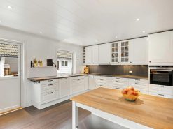 Tủ Bếp Gỗ MDF Trắng Có Đảo Bếp Mặt Gỗ Phong Cách Scandinavian - Xưởng Gỗ TTP - TBDB001