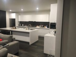 Tủ Bếp Gỗ MDF Trắng Không Tay Nắm Có Đảo Bếp Phong Cách Minimalist - Xưởng Gỗ TTP - TBMN001